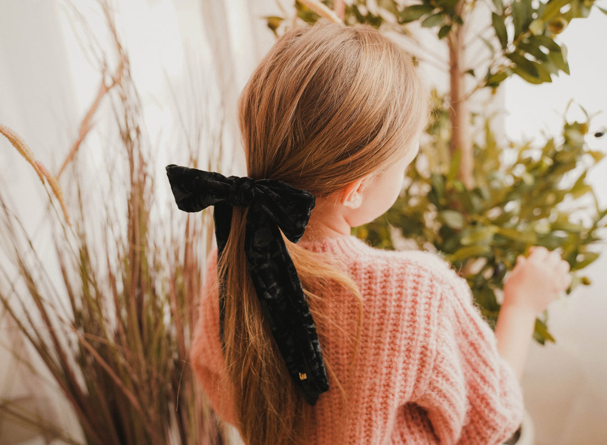 FW26 Crushed Velvet Ribbon Sewn Into Bow On Pony Holder Black