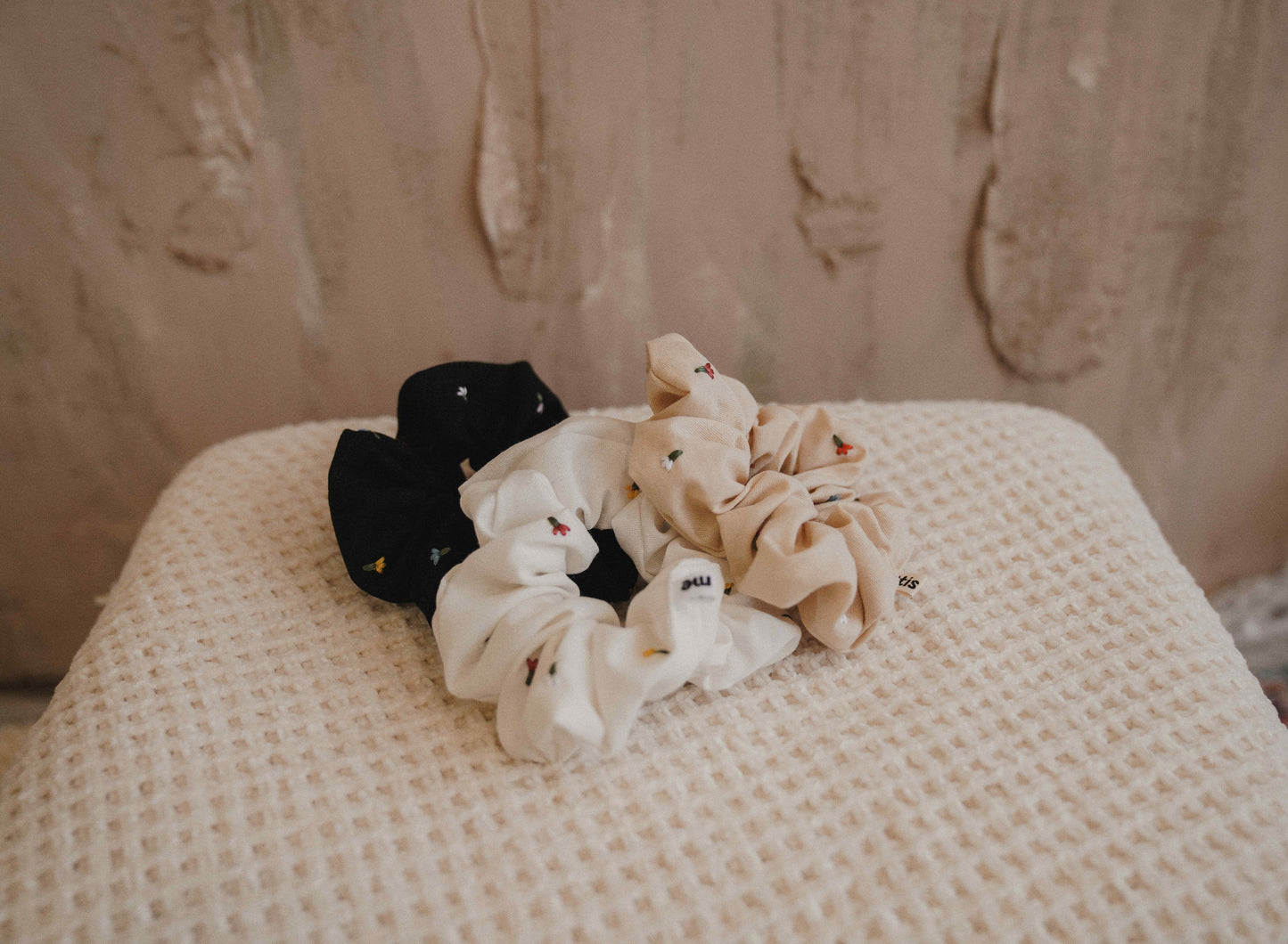 SS24 BLACK SCRUNCHIE LINEN COLORED EMB