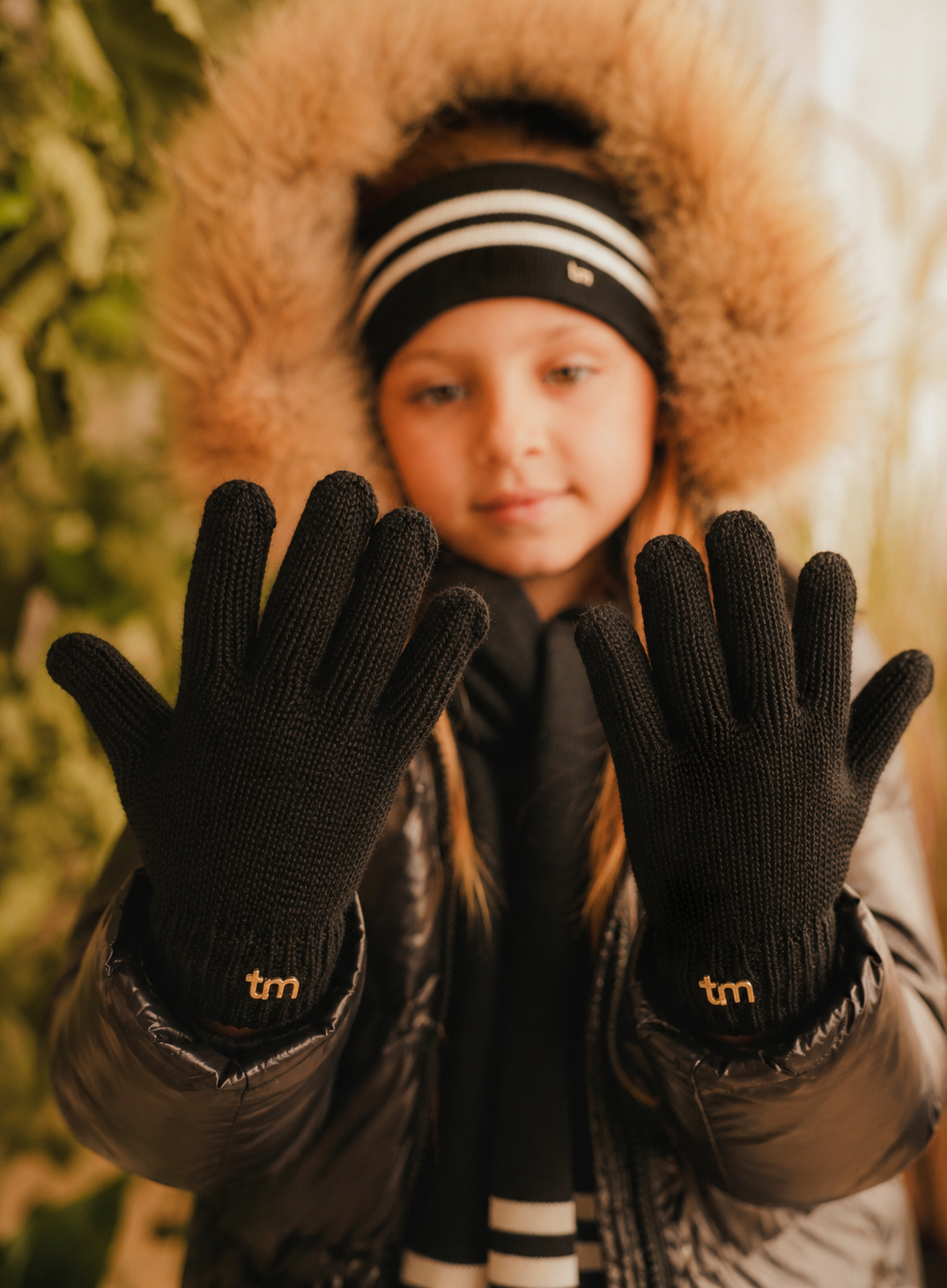 FW26 Gloves Gold Tm Gloves Teen Black