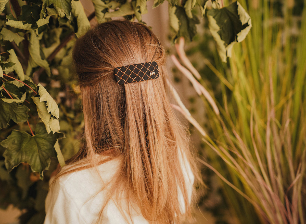FW26 Denim Brown Thread Barrette Oval Clip Black