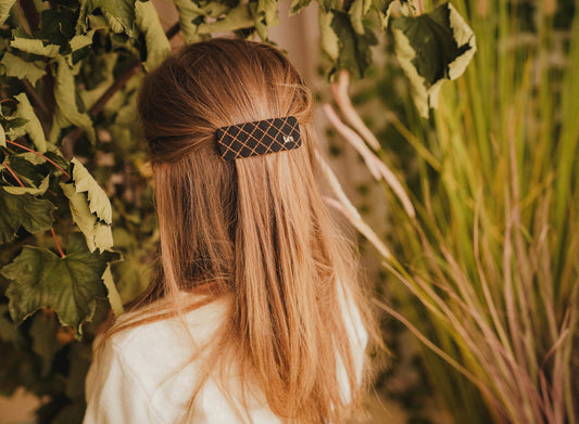 FW26 Denim Brown Thread Barrette Oval Clip Black