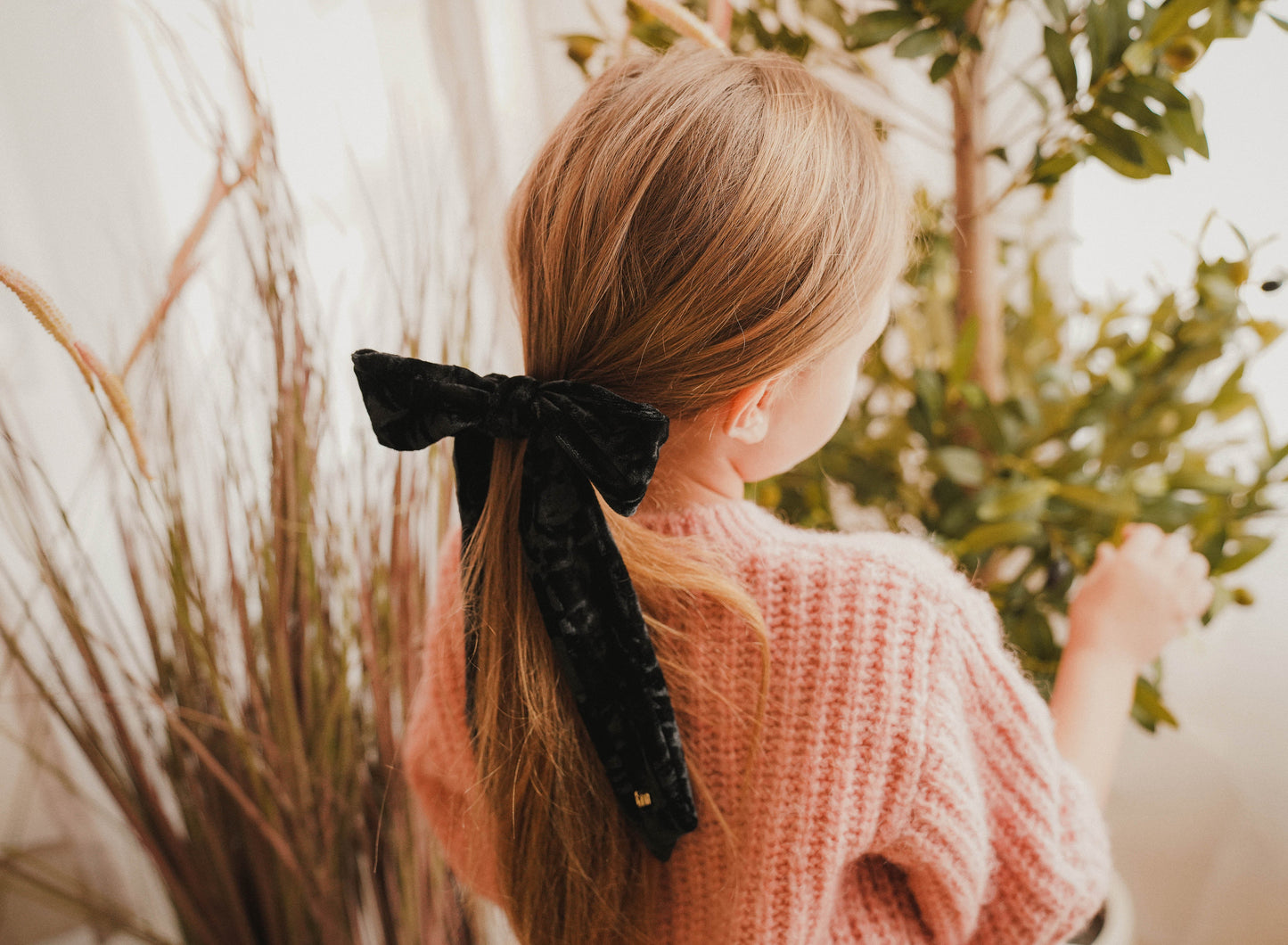 FW26 Crushed Velvet Ribbon Sewn Into Bow On Pony Holder Black
