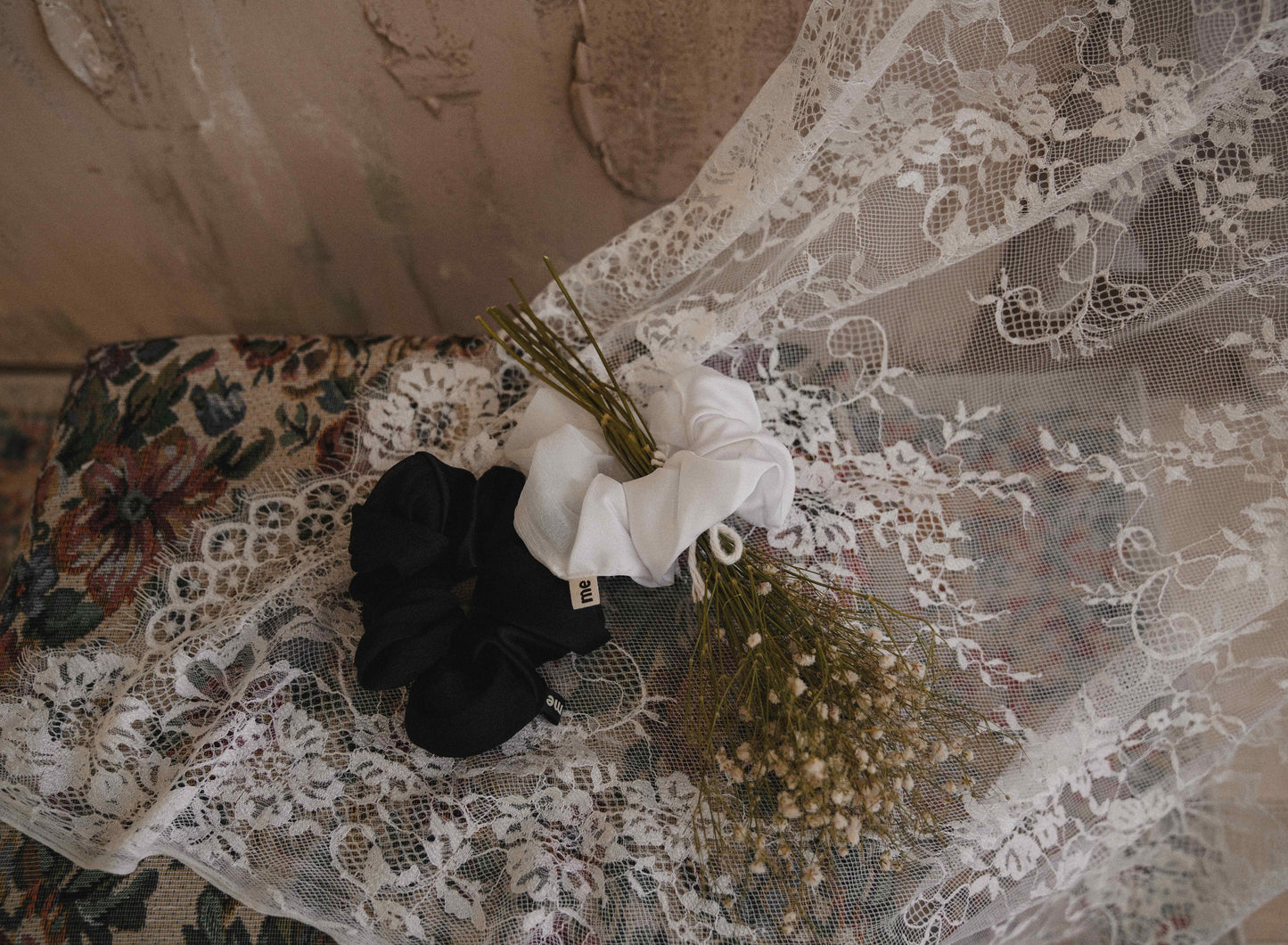 SS24 WHITE SCRUNCHIE SATIN/CHIFFON