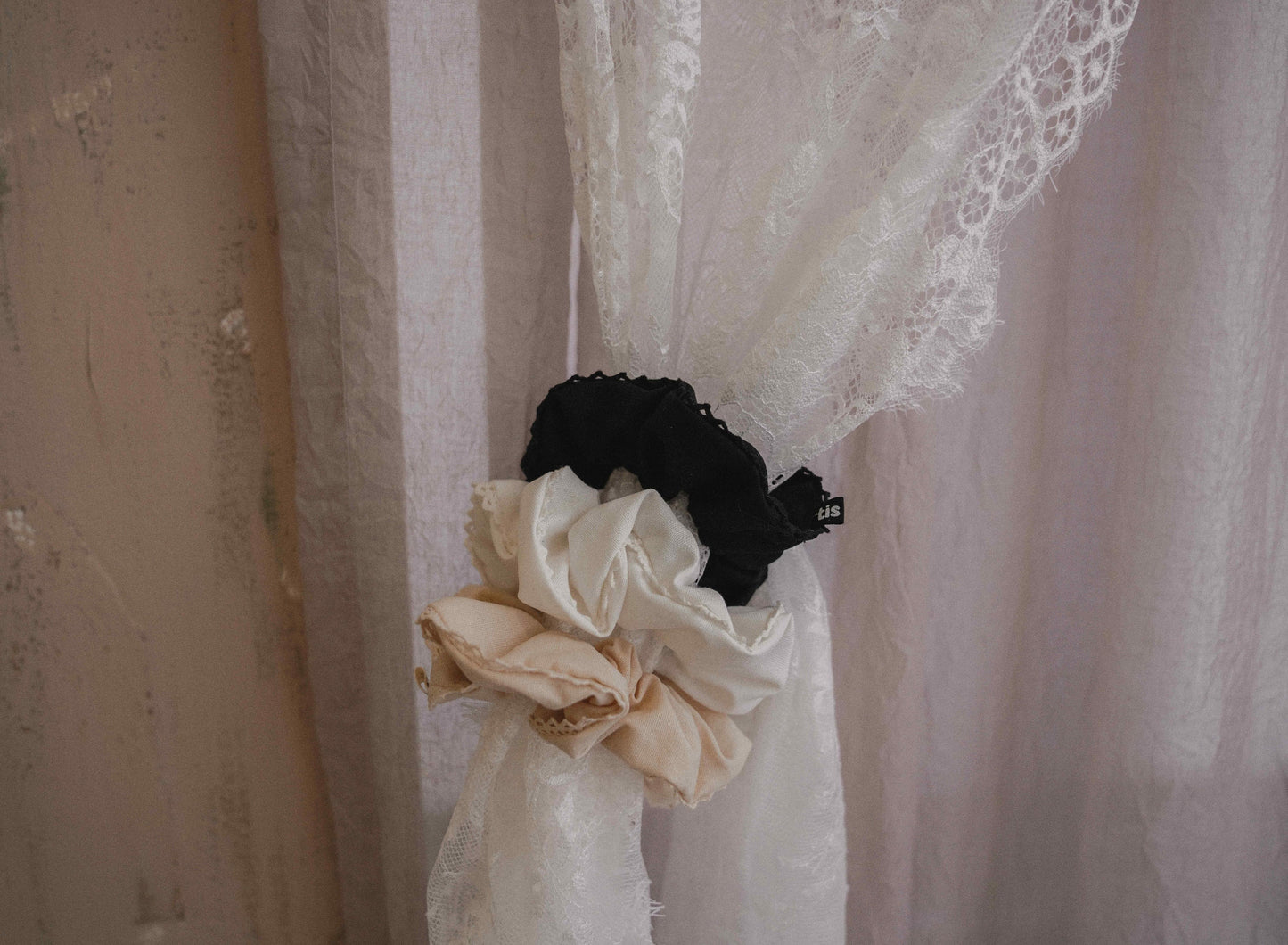 SS24 WHITE SCRUNCHIE SATIN/CHIFFON