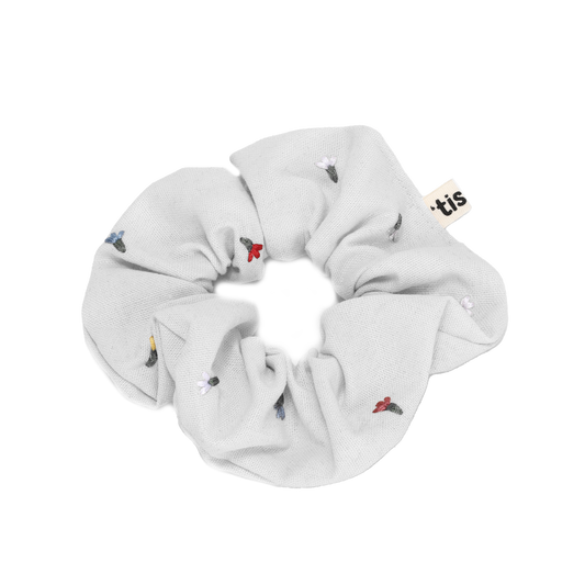 SS24 WHITE SCRUNCHIE LINEN COLORED EMB