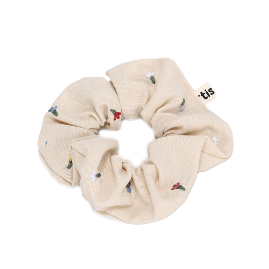 SS24 CREAM LINEN SCRUNCHIE COLORED EMB