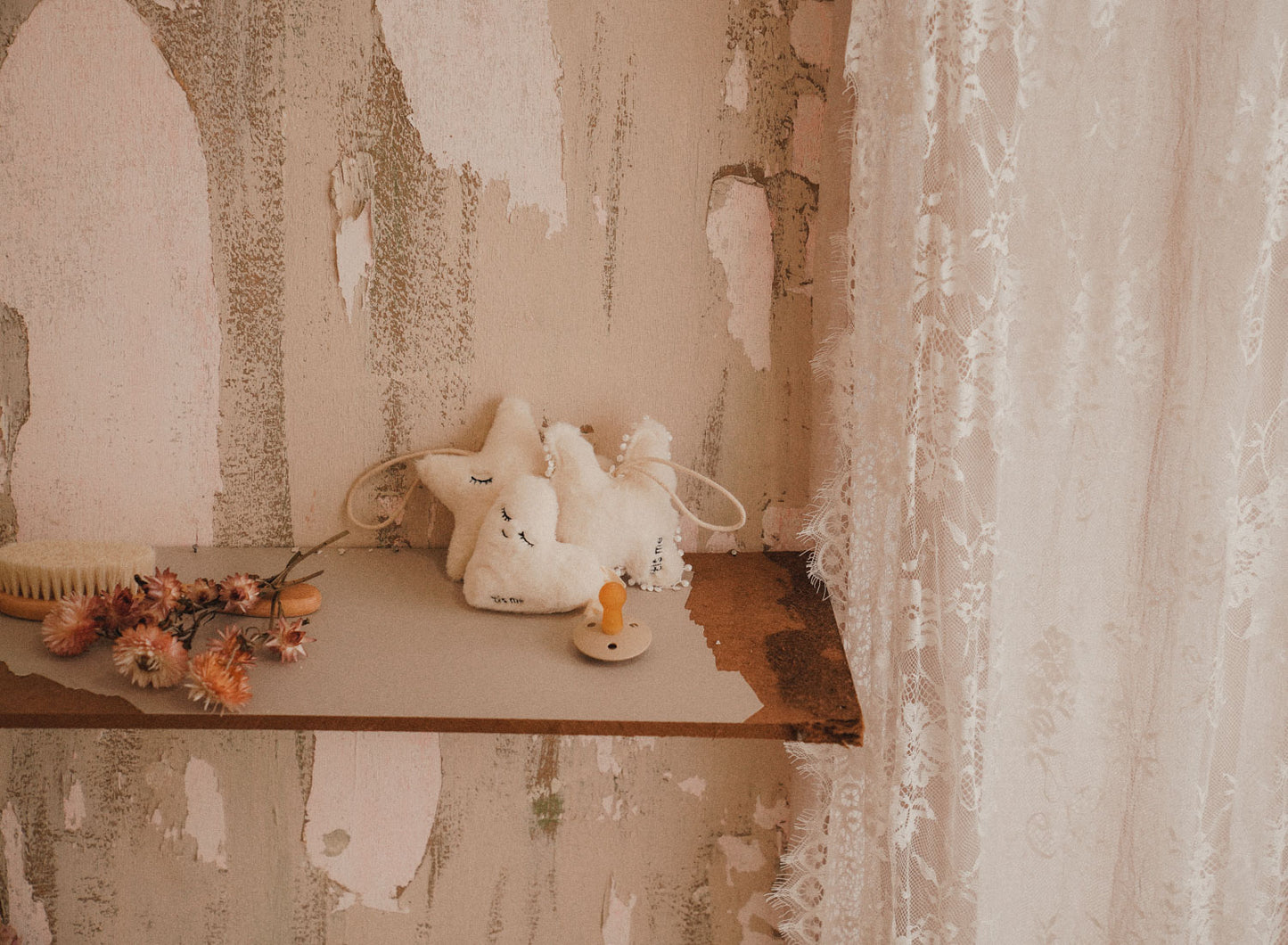 Paci Rattle Holder (Star, Cream)