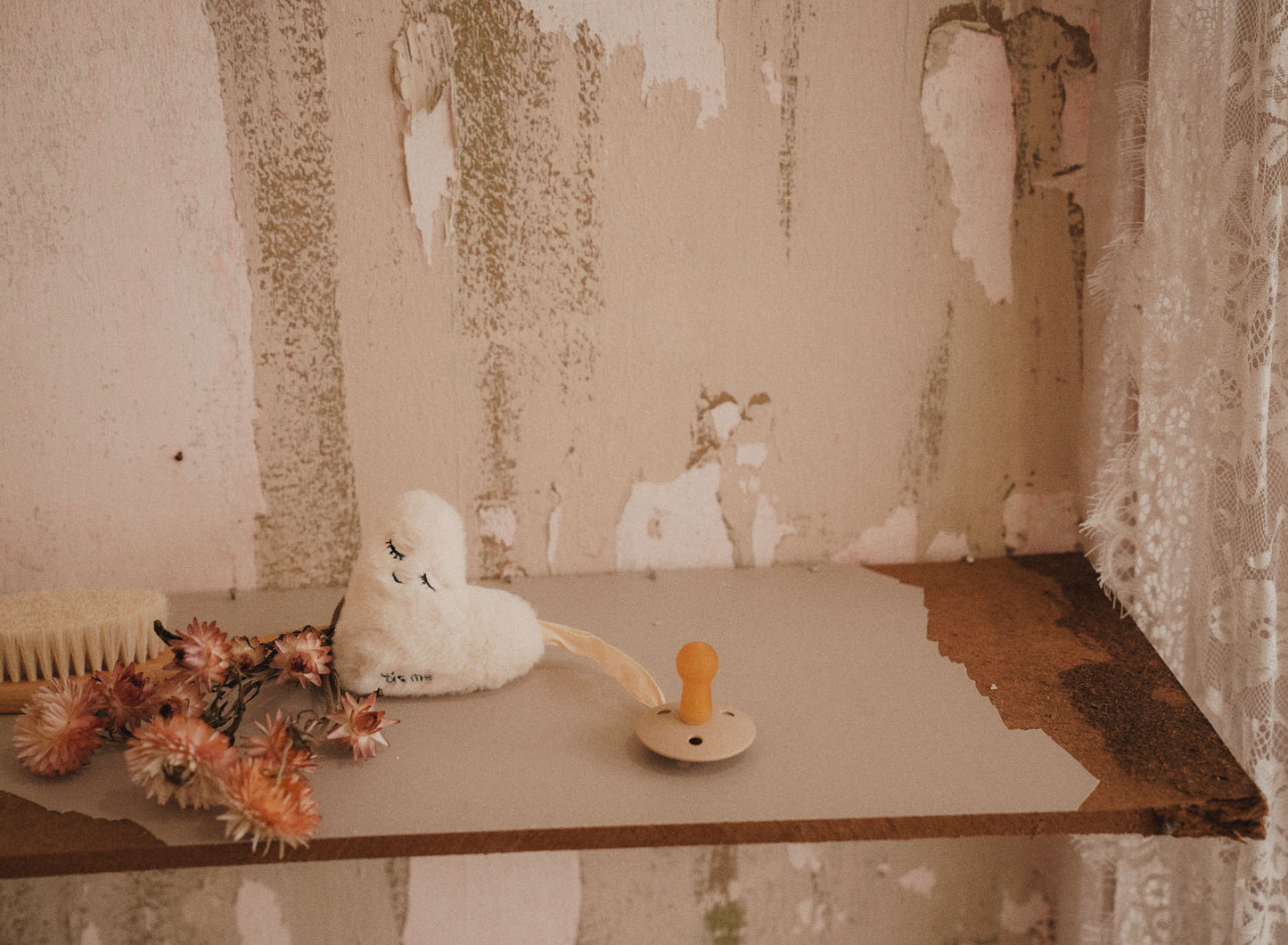 Paci Rattle Holder (Heart, Cream)